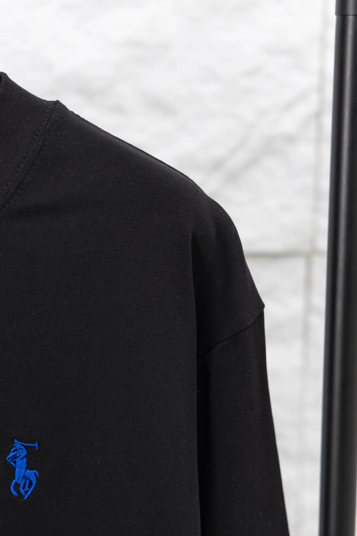P190 model number/F121 POLO Ralph Lauren new model on the market 25ss 350G heavy washed and worn high-end short sleeves. The front panel is matched with a small logo and the back panel is cut and patched to embroider. A couple's short T. A high-end simple style that you will never get tired of. Pocket patch embroidery is simple style. Advanced temperament. Perfect detail processing💯 The classic logo logo upper body is super good-looking. Fabric: 300g. Version: loose T-shirt. Color: black and white.